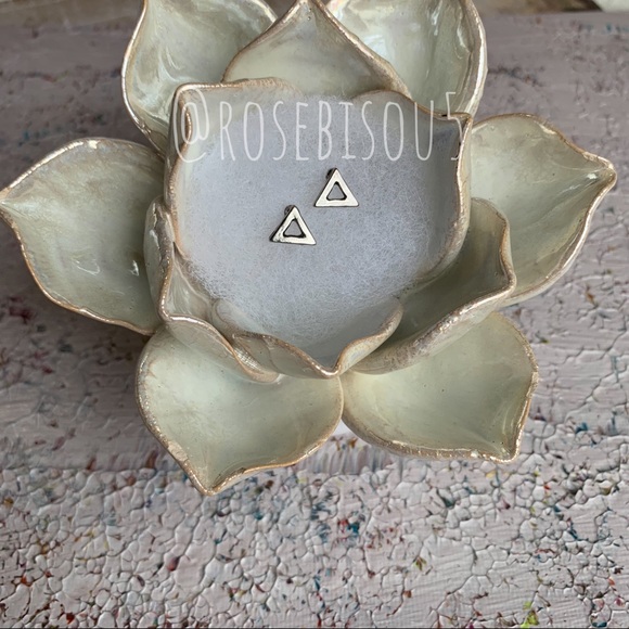 💋🆕Open Triangle Silver Stud Earrings - Picture 2 of 7